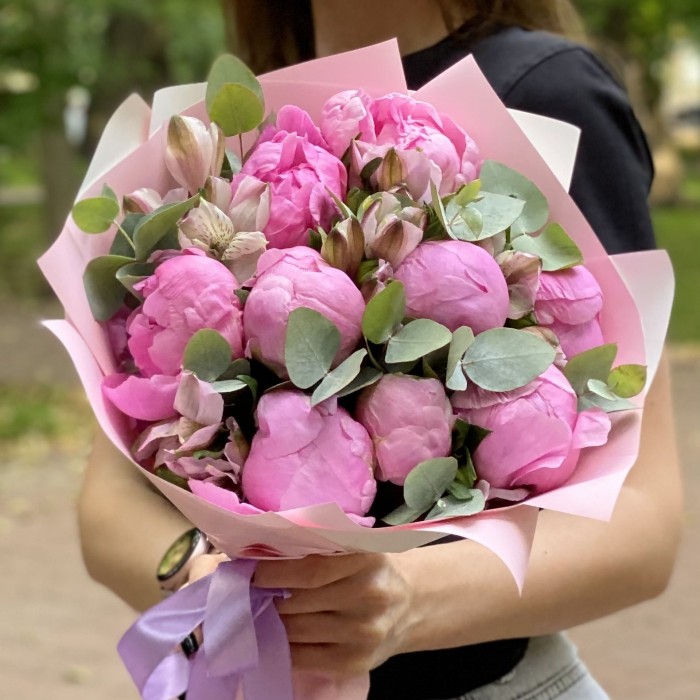 Букет из 9 пионов Флеминг с альстромерией